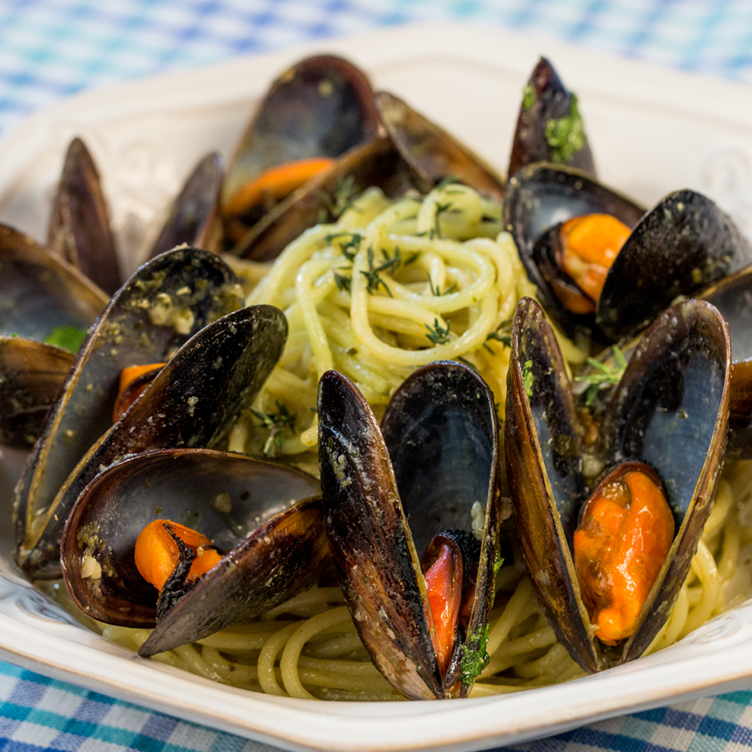 Spaghetti with Mussels and Tomato Sauce So Delicious
